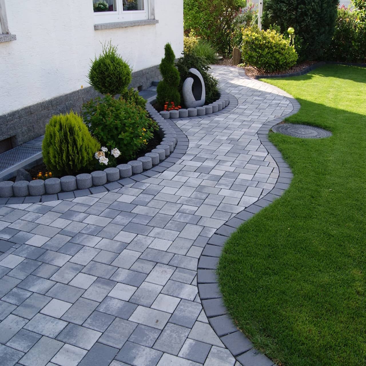 GaLaBau-Stiehler-Domeier-2025_103 Gehweg mit neuen Pflastersteinen